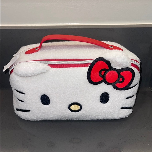 ❤️NEW!!!❤️ Hello Kitty Plush Cosmetic Bag. - Picture 8 of 8